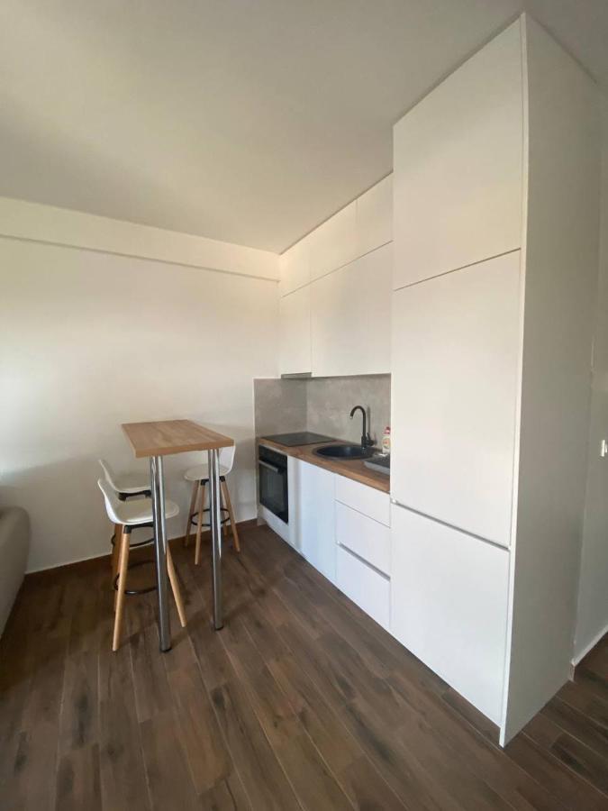Monty Apartment
